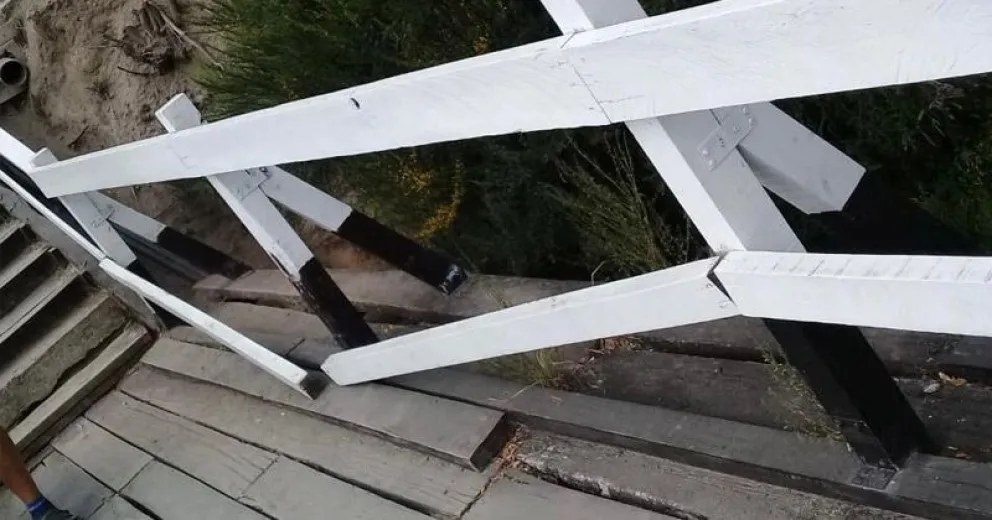 Rompieron el puente peatonal del río Correntoso