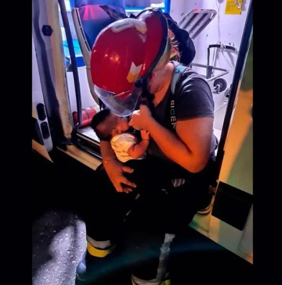 Emotivo: una bombera amamantó a su hijo mientras combatía un incendio