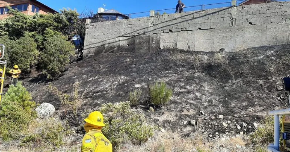 Incendio forestal amenazó viviendas en el barrio Las Victorias