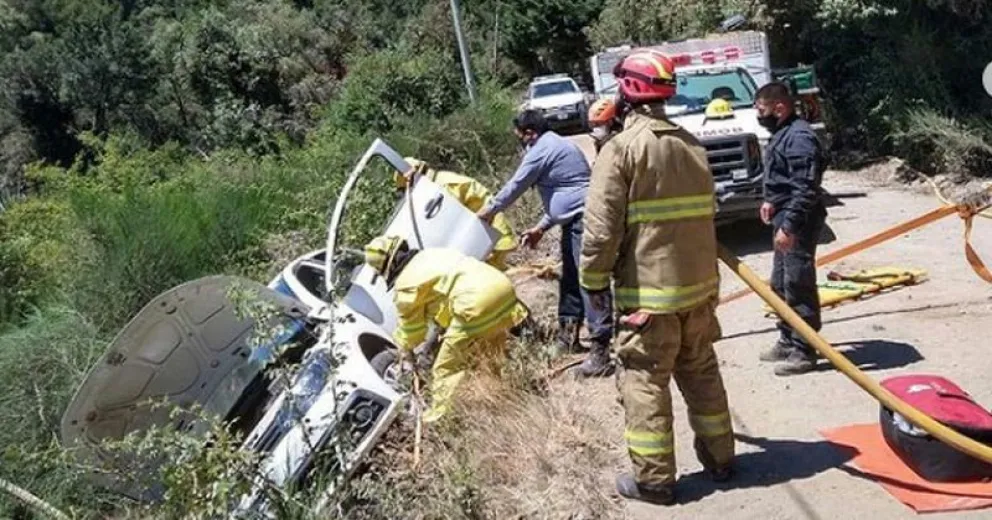 Una mujer y una menor volcaron, cayeron a un zanjón y quedaron atrapadas en su vehículo