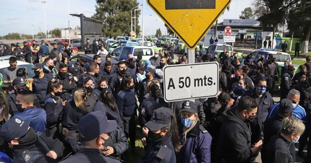 Desafectaron a 400 policías que participaron de las protestas el año pasado