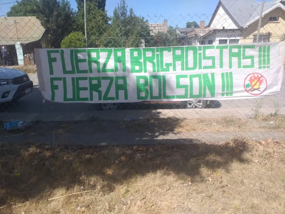 Vecinos agradecen a los brigadistas por tanto esfuerzo