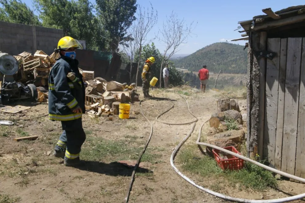 Incendio forestal puso en peligro una vivienda en el barrio Arrayanes