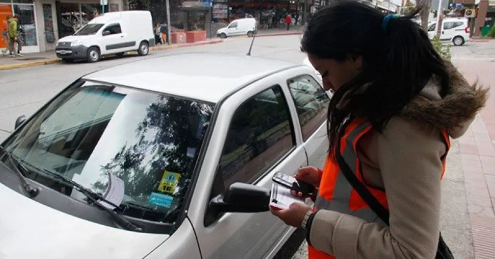 Sancionan a cerca de 40 autos por día por no pagar el estacionamiento medido