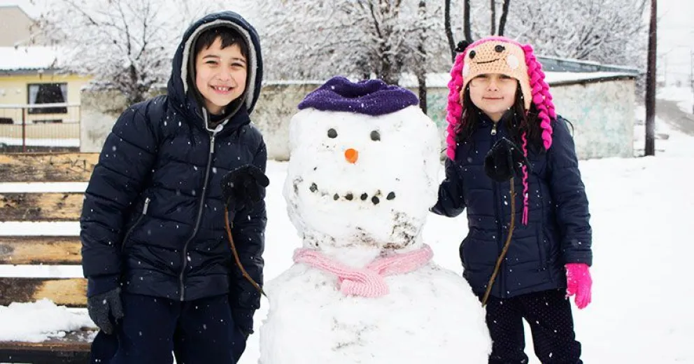 El concurso de muñecos de nieve acapara la atención de muchos vecinos en el Malvinas
