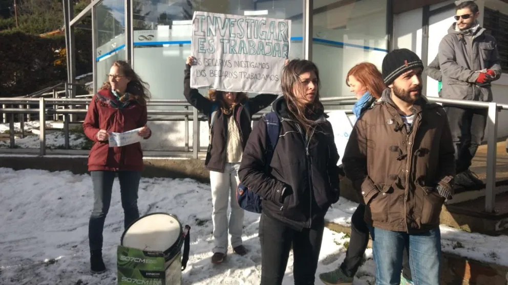 Volanteada de becarios del CONICET por múltiples reclamos laborales