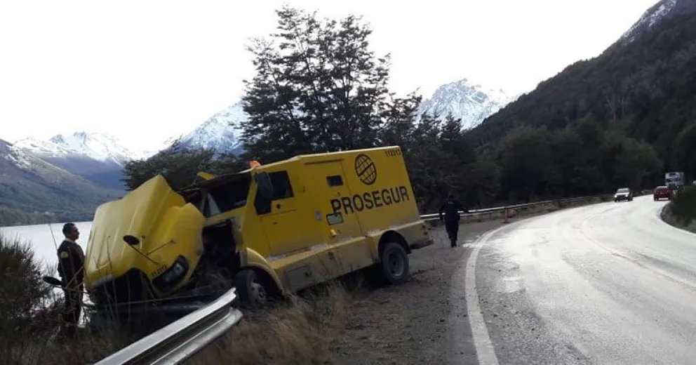 Custodian la carga de un camión de caudales que se despistó a causa del hielo