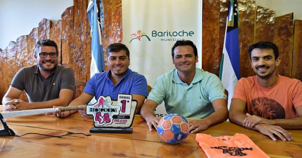 Este sábado Bariloche vive el beach hockey en la Playa del Centro      