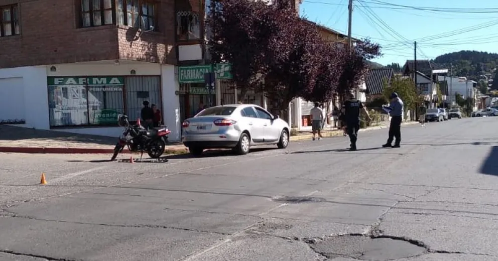 Fuerte choque entre una moto y un auto en calle Gallardo