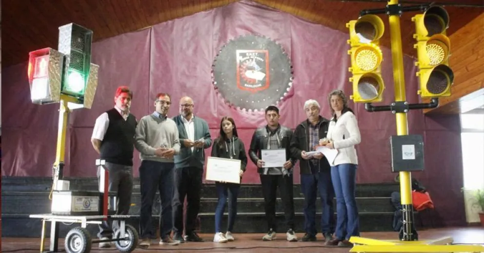 Entregaron premio a los  chicos del CET 2 por el   “semáforo inteligente”