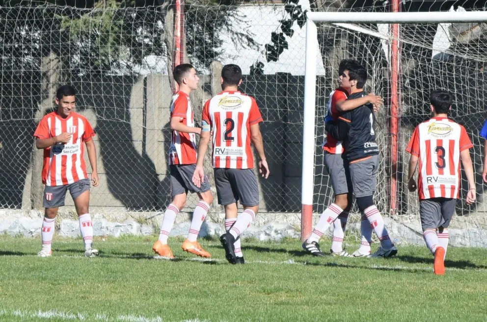 Goleadas de Estudiantes, Puerto  Moreno y Dina Huapi en la primera fecha de la Copa Bariloche