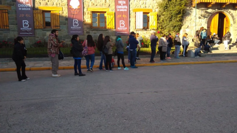 Larga fila para conseguir las entradas de Topa en la Fiesta del Chocolate
