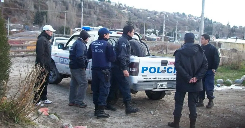 Detienen a un hombre por provocar daños en un vehículo