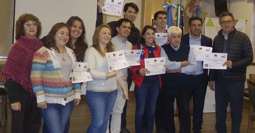 Organizadores del primer Encuentro de Cuidado Responsable de Perros entregaron diplomas a concejales