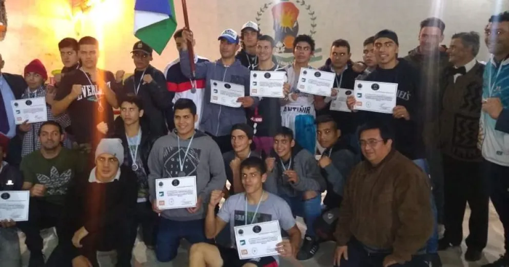 Los campeones muestran orgullosos sus diplomas.
