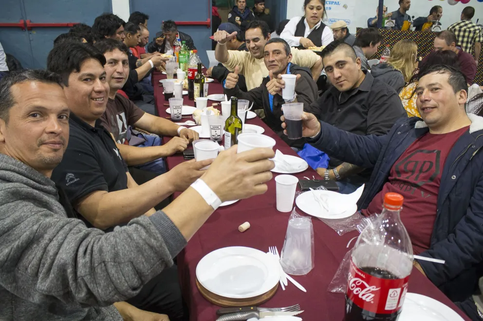 Municipales festejaron su día con asado, premios y baile