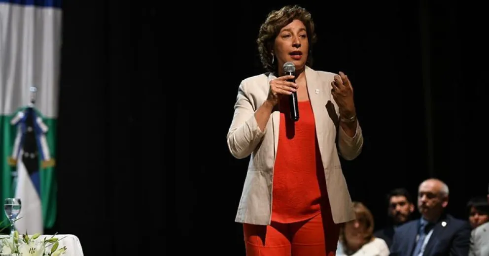 En la jura de su gabinete, Carreras instó a trabajar por la igualdad de condiciones