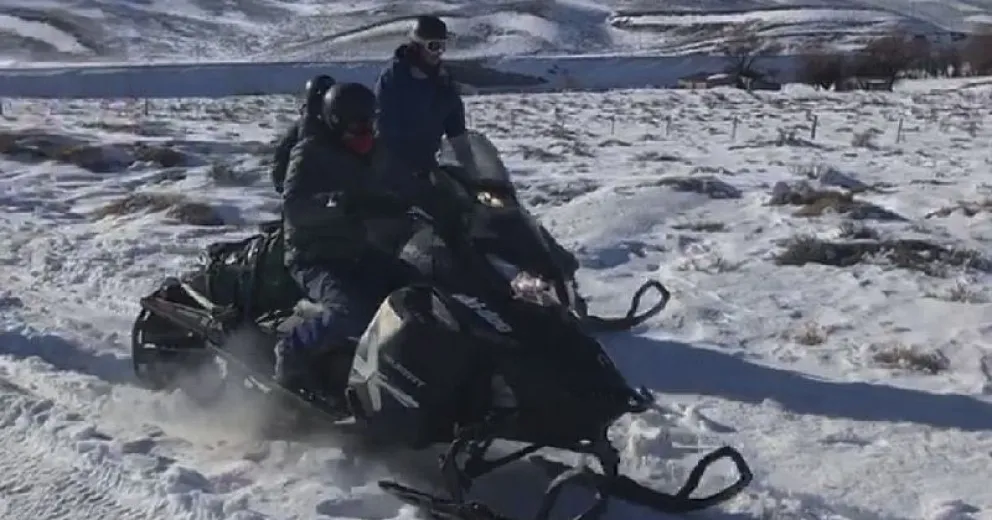 Con motos de nieve, el Gobierno asiste a pobladores de parajes aislados