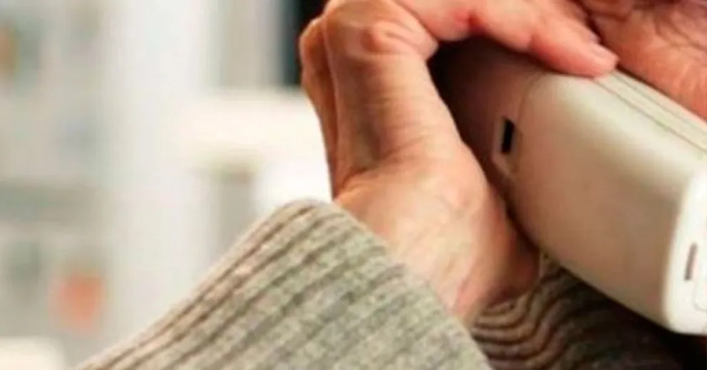 Estafaron a una mujer con el “cuento del tío” y mandaron a buscar dinero en un taxi