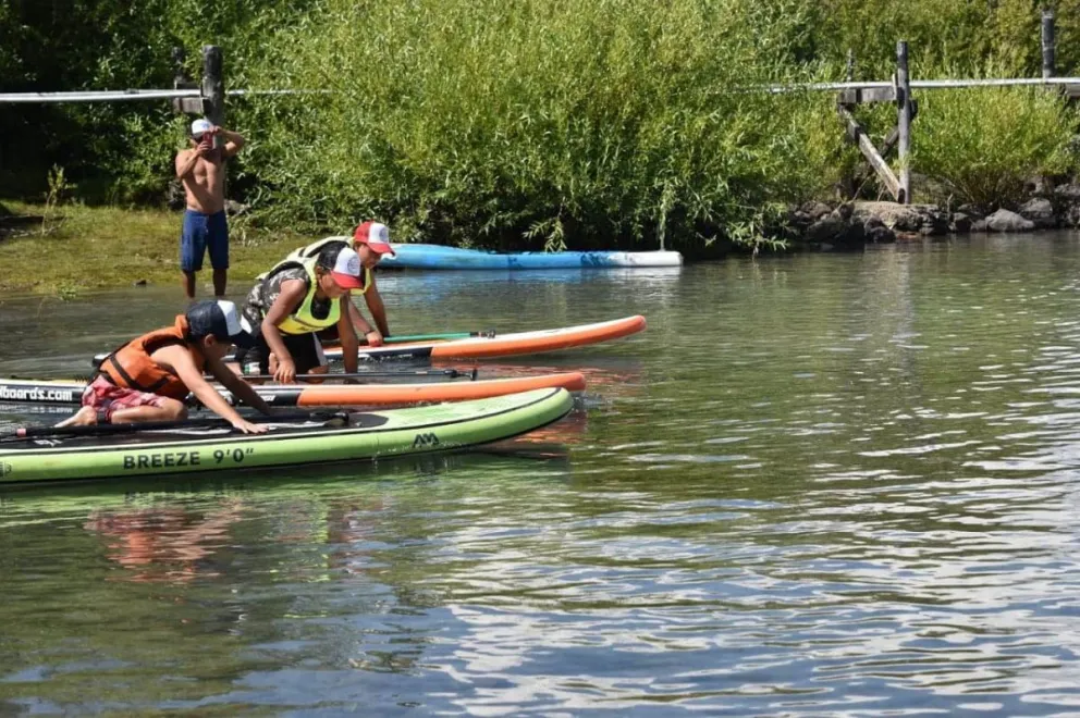 Jóvenes locales participan de encuentro nacional de stand up paddle