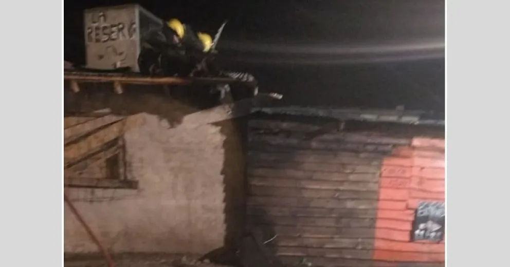 La rápida respuesta de los bomberos fue esencial para que el fuego no se propague a toda la vivienda.