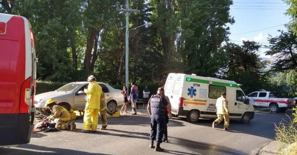 Una chica quedó bajo un auto y sufrió múltiples fracturas tras chocar con su bicicleta