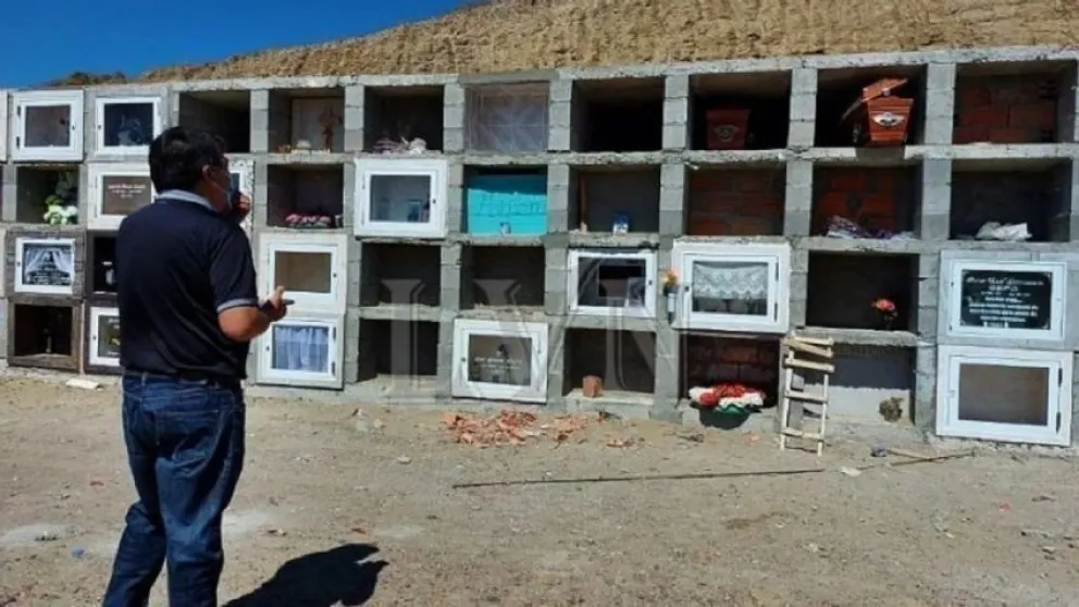 Borrachos entraron al cementerio y abrieron un cajón para despedir a su familiar que murió por coronavirus