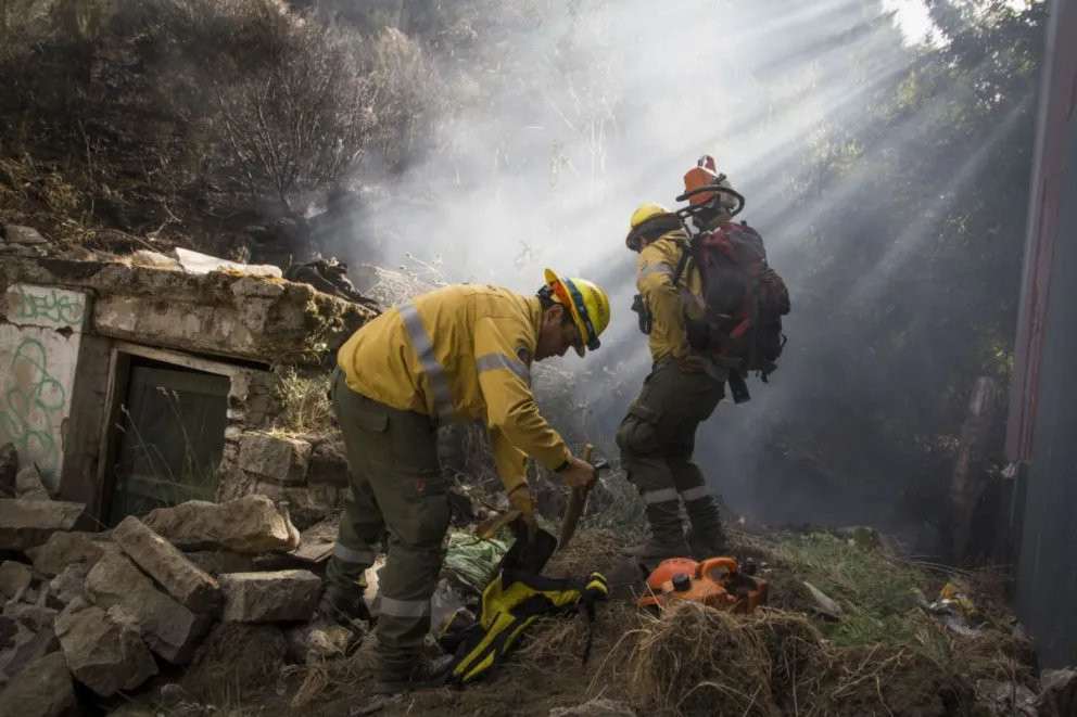 Incendio en cerro Runge: peligraron viviendas y trabajaron por casi tres horas para contenerlo