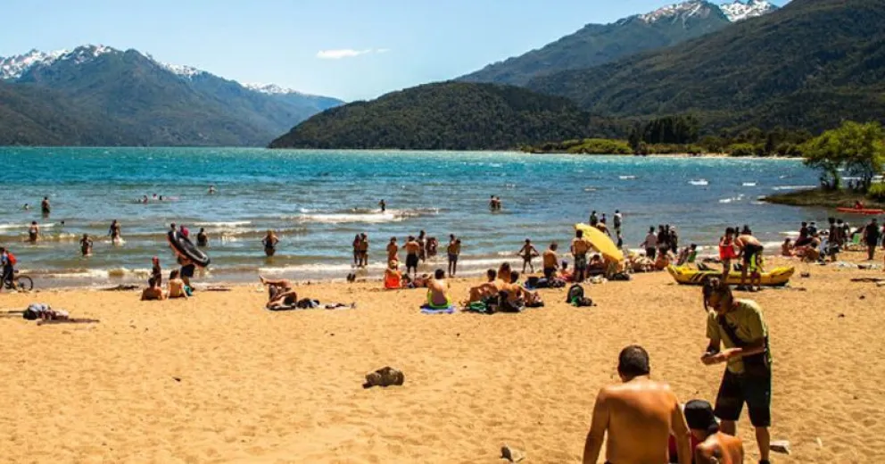 Un joven se descompensó mientras nadaba en el lago Puelo y luego falleció en El Bolsón