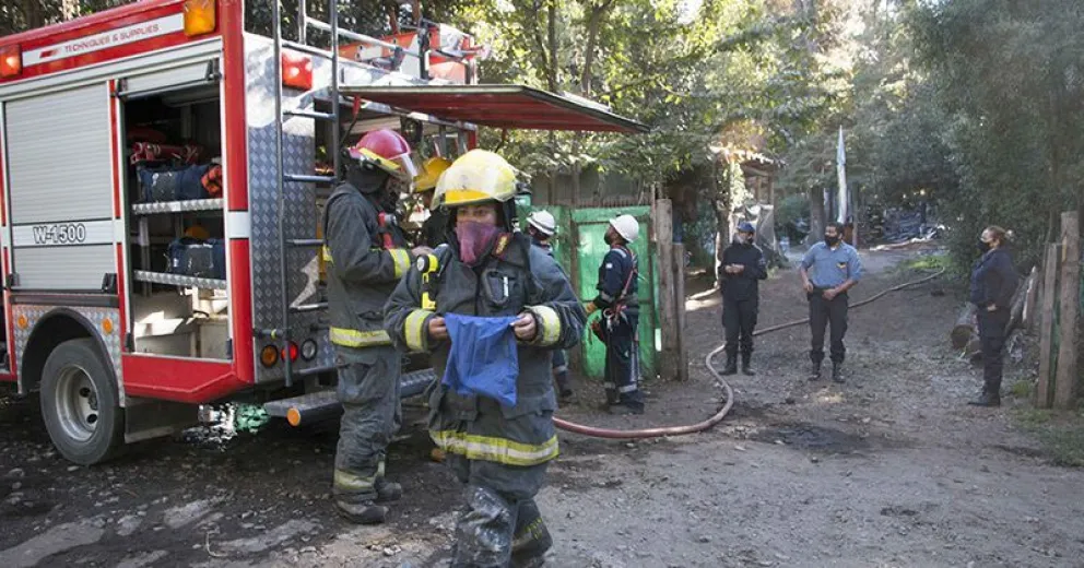 La familia que perdió todo en el incendio pide ayuda para volver a levantar la casa
