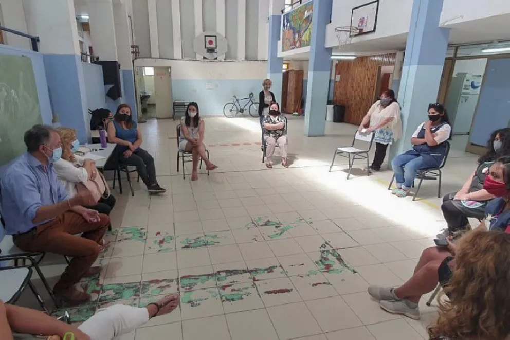 La ministra Jara Tracchia se comprometió a realizar arreglos en la Escuela 255