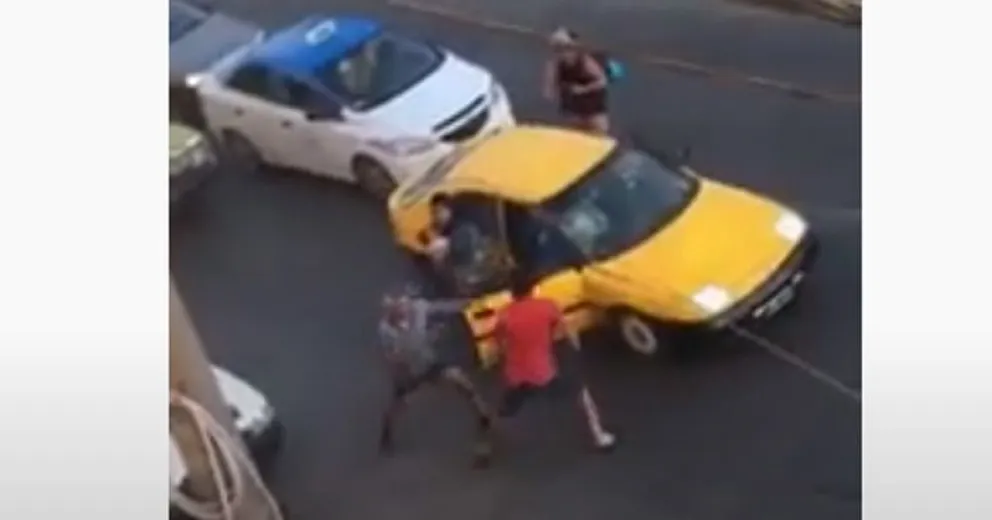 Dos conductores a las trompadas en Onelli y Gallardo