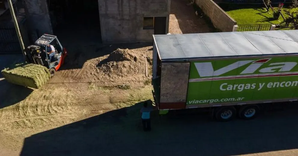 Vía Cargo donó sesenta mil kilos de alfalfa a El Bolsón