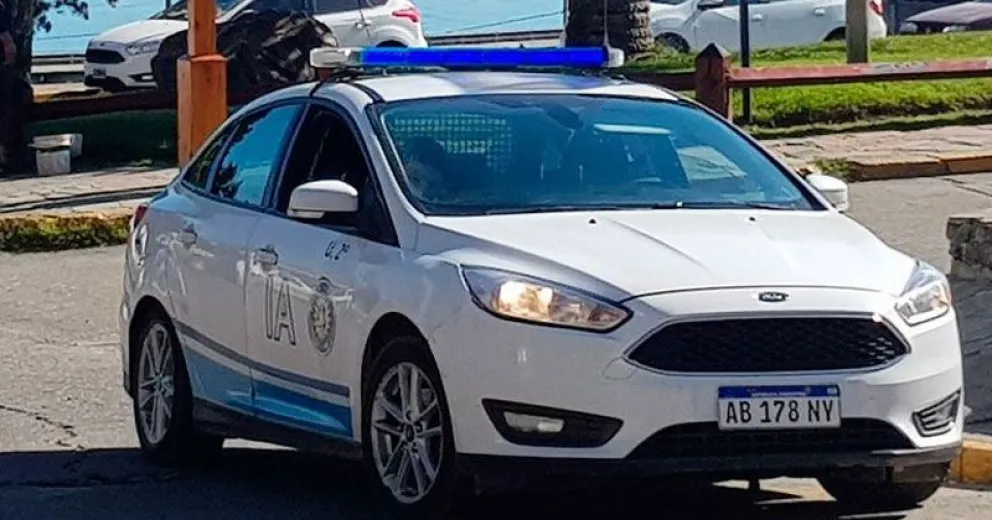 Descargaban bebidas alcohólicas de un auto, llegó la Policía y entraron corriendo a la casa