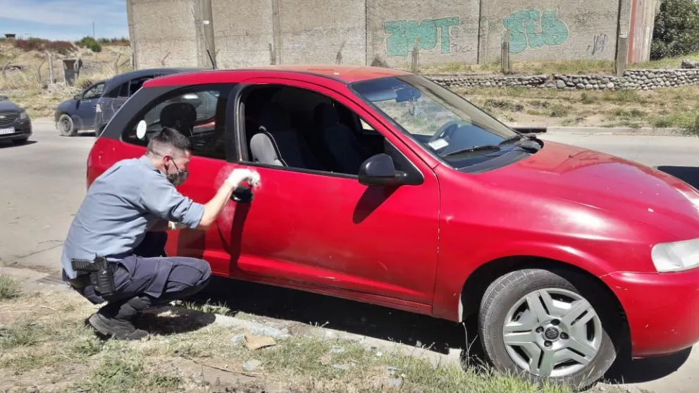 Dejaron el auto media hora para ir a la feria y les robaron el estéreo