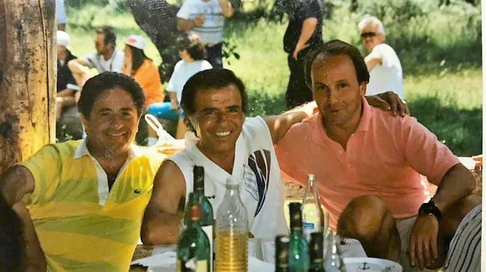 El día que Menem paseó por la isla Victoria y compartió un cordero con barilochenses