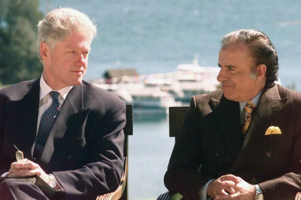 Cumbre de presidentes, un nuevo aeropuerto y torneos de golf: cómo fue la relación de Carlos Menem con Bariloche