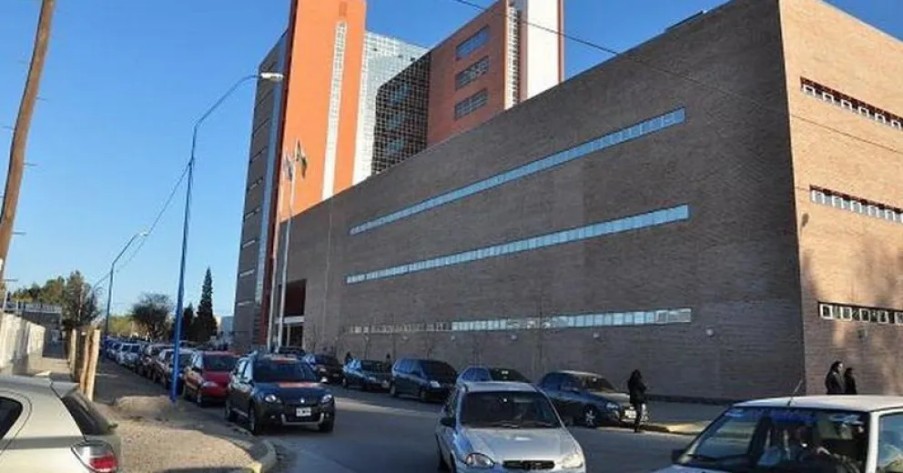 Denuncian por abuso sexual a un juez de Roca y allanan su casa