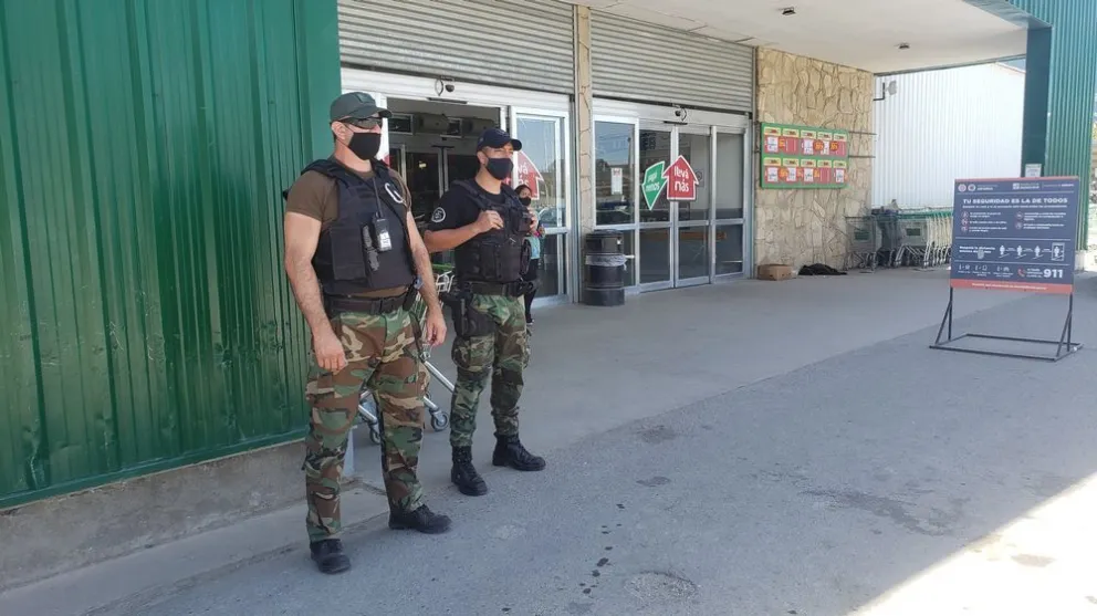 Intentó llevarse el asado gratis y encima provocó un caos en el supermercado