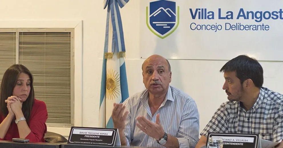 Echaron a la secretaria parlamentaria que aportó un testimonio clave para imputar a los concejales de Villa La Angostura