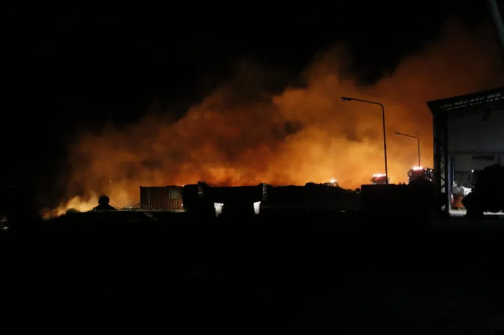 Combaten un incendio en el vertedero y el viento amenaza a las viviendas cercanas