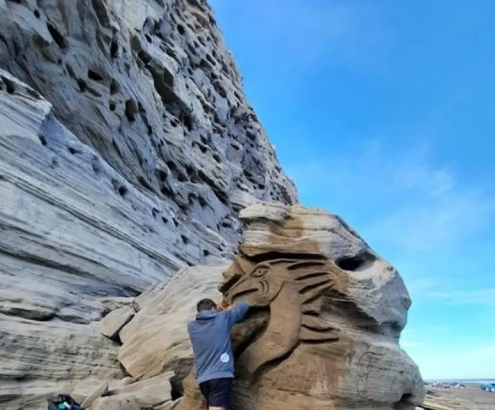 Insólita denuncia contra artista rionegrino por tallar piedras en el camino de la costa