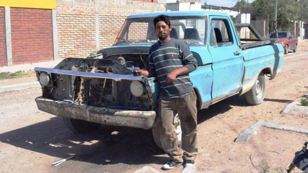 A pedido de Ford, especialista revisará la F-100 para concretar la restauración