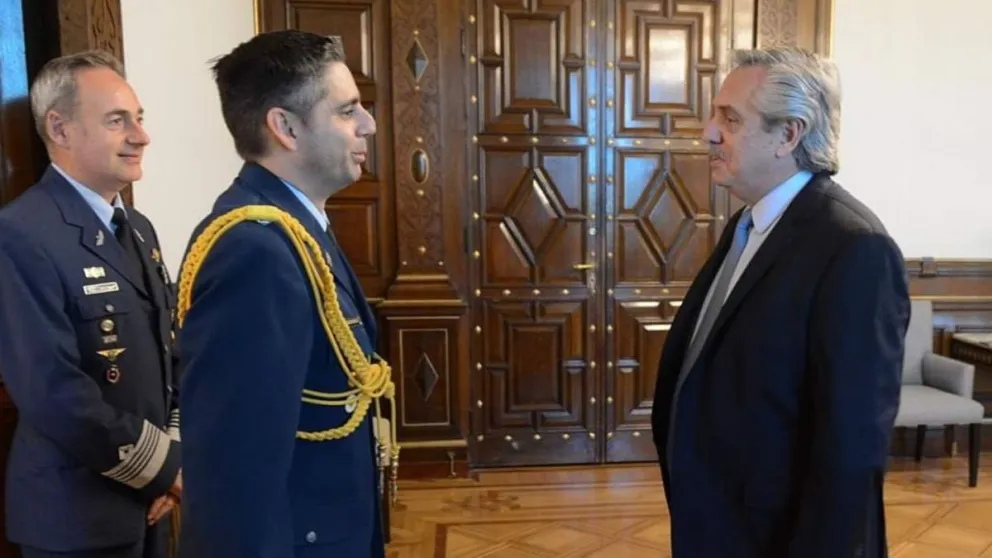 Encuentran un arma en la valija del edecán presidencial en Ezeiza
