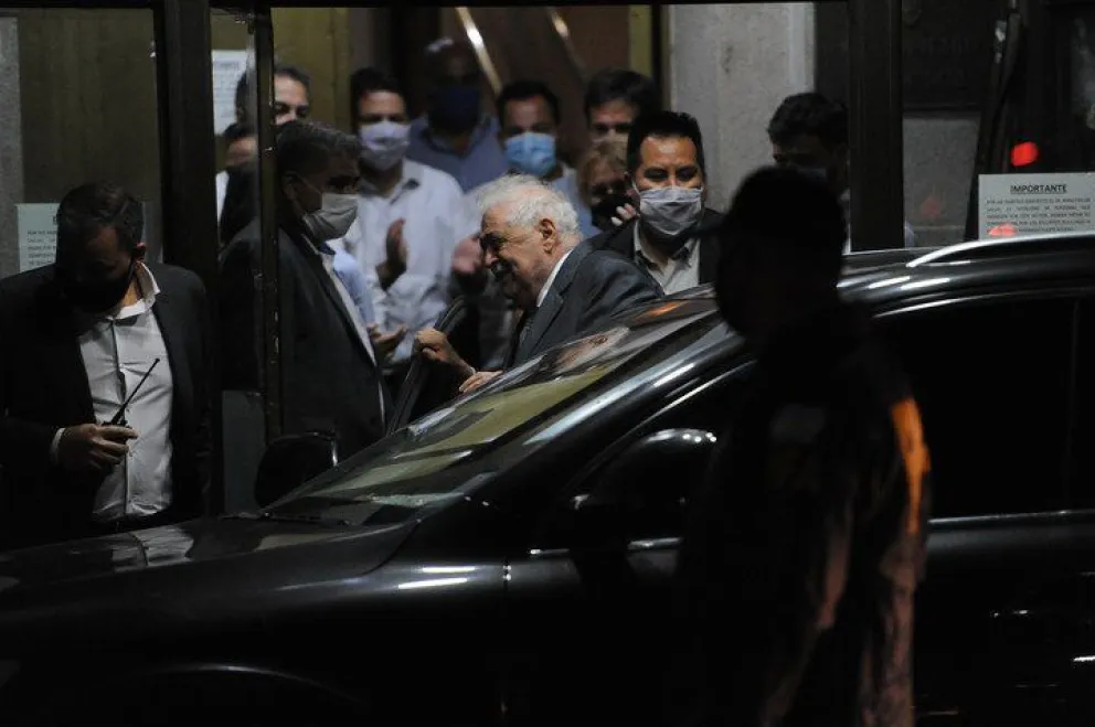 Ginés González García fue recibido por sus vecinos con un cacerolazo