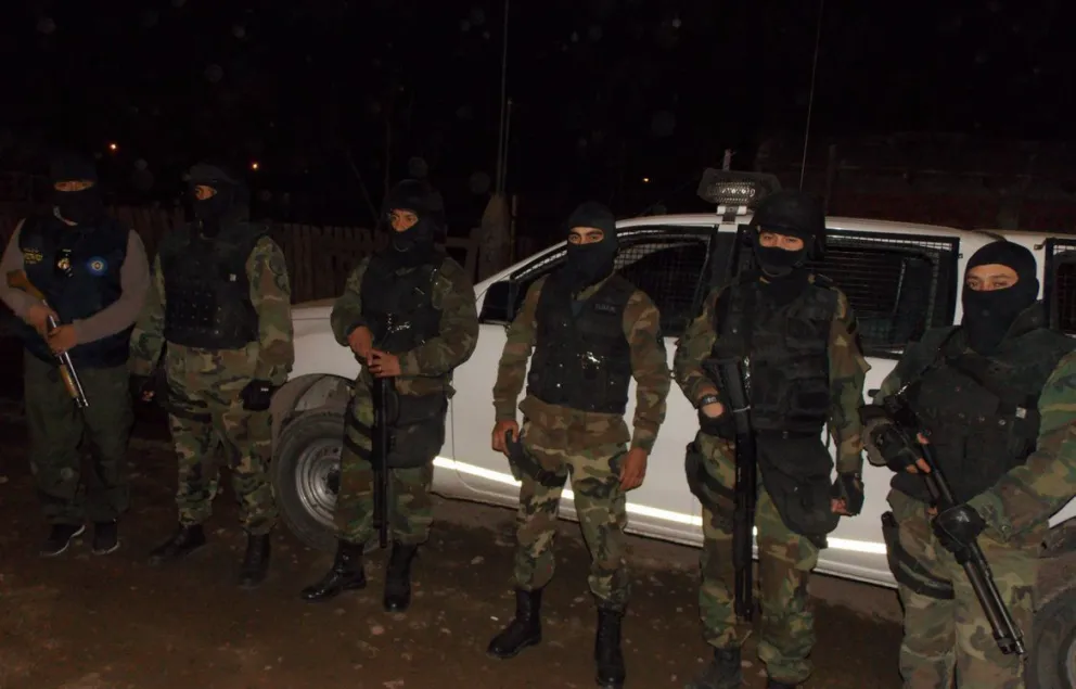 Policía vs narcos: allanaron 11 viviendas y secuestraron armas, balas y dinero