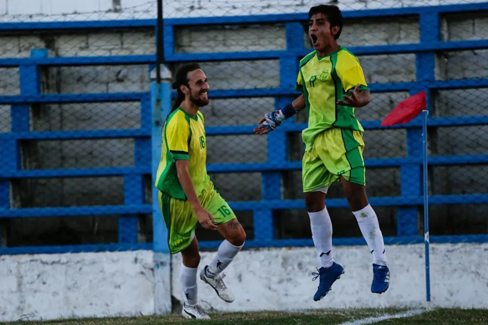 Arco Iris goleó y es el primero que pasa a semifinales