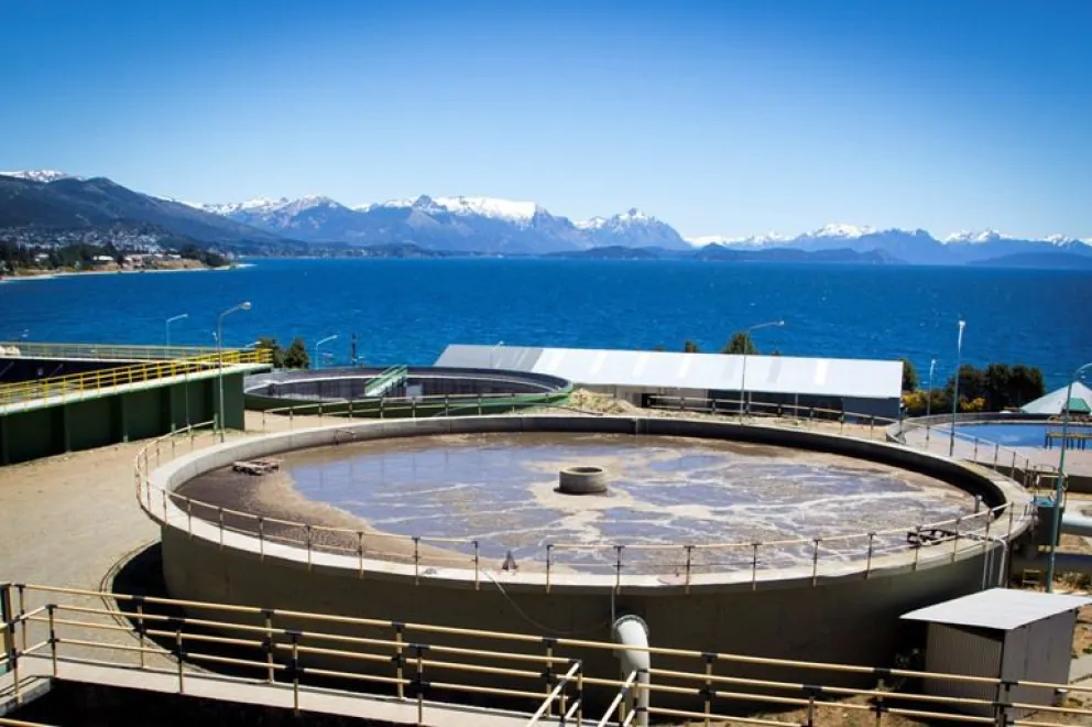 A Parques le preocupa más el vertido de hidrocarburos que el de líquidos cloacales en el lago