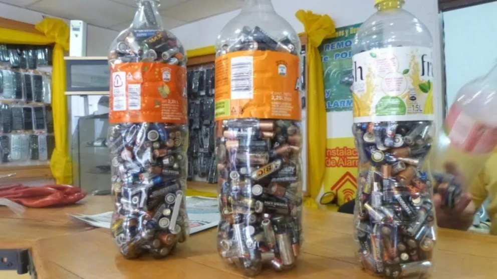 A ponerse las pilas: no sirven más las botellas de los kioscos y el destino final es el basurero