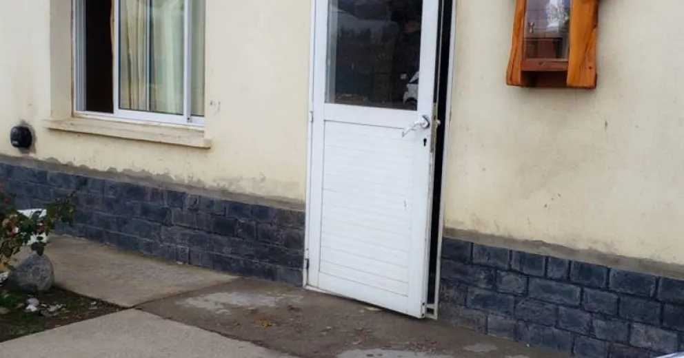 Robaba chapas de una casa, pero no llegó lejos